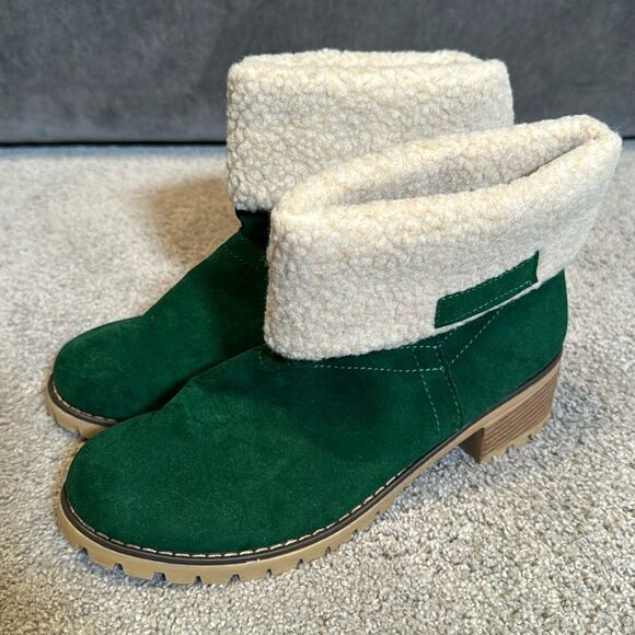 Women’s Green Short Chunky Block Heel Chelsea Boots Pull On Size 8.5 (42CN) NEW - Picture 1 of 14